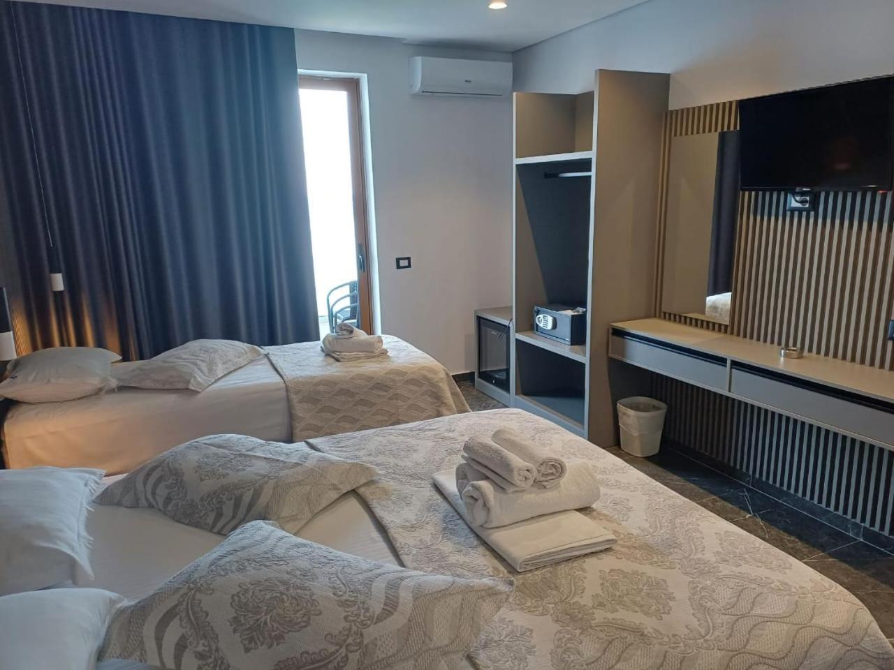 Blue Bay Hotel Sarandë エクステリア 写真