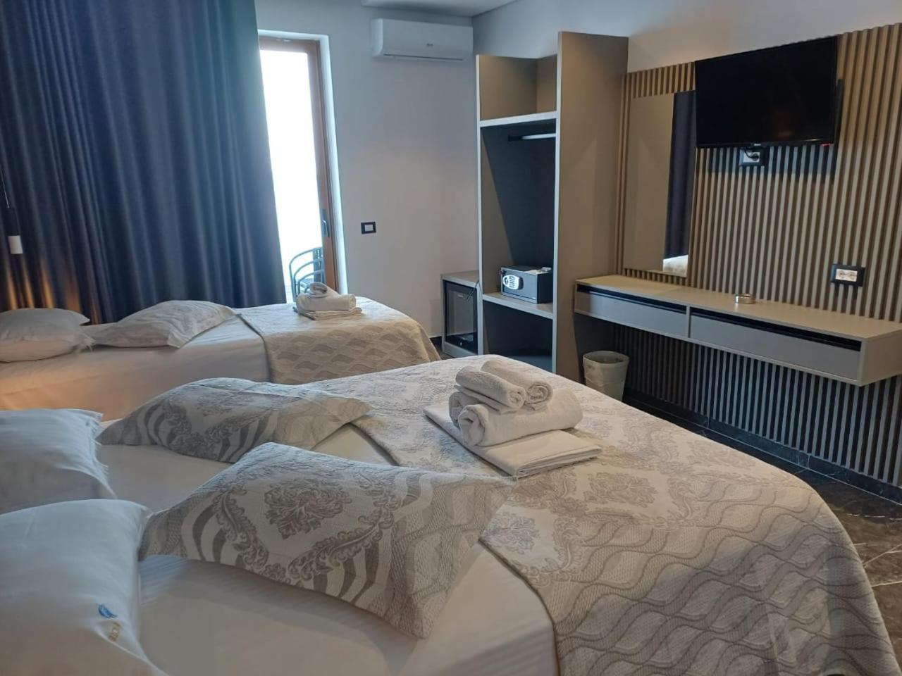 Blue Bay Hotel Sarandë エクステリア 写真